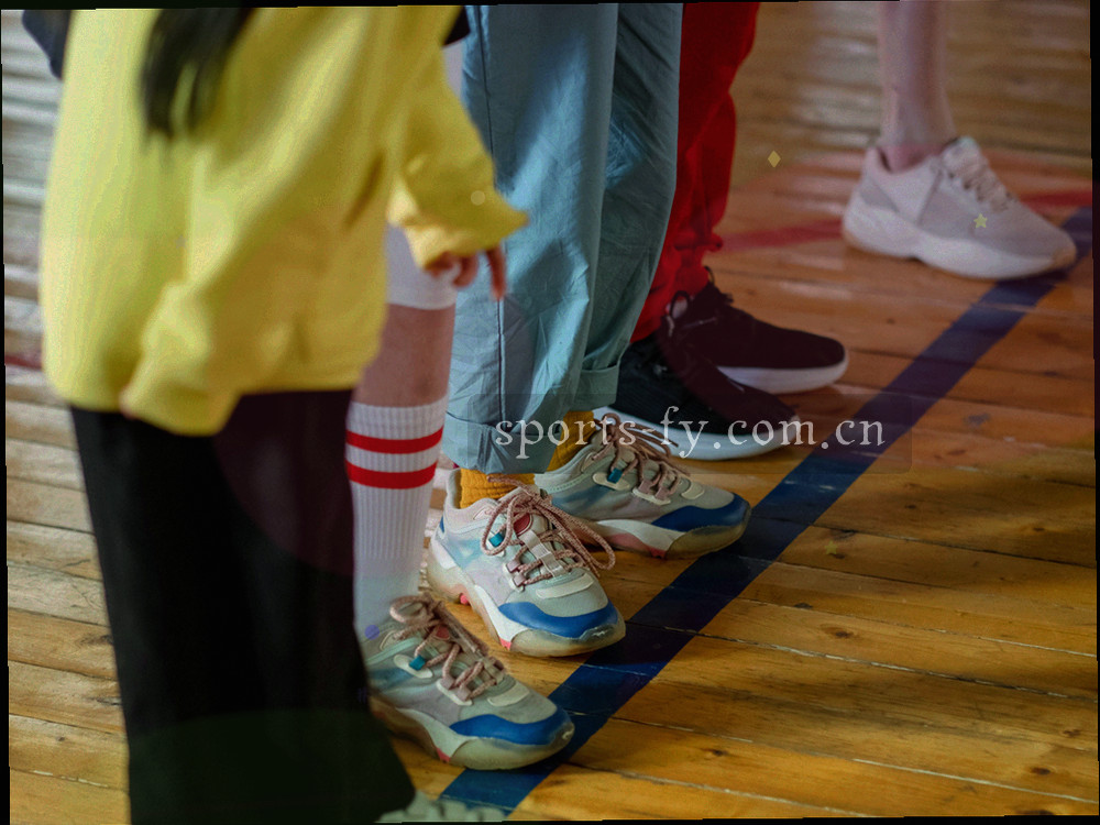 由点线连接成的收藏关系图，冷色底配金属线条
